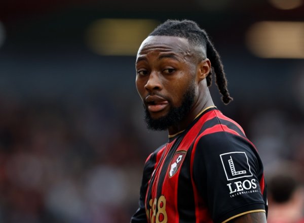 记者:曼联今夏就曾很是塞梅尼奥,但伯恩茅斯要价7000万镑太高